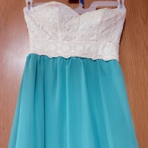 Xtrodinary Formal Dress Size 5 Teal/White Zip Back Ruffled Layers Underneath